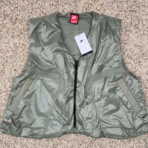 Nike Tech Men’s Lightweight Nylon Woven Vest Light Army HM4262-320, Size Large